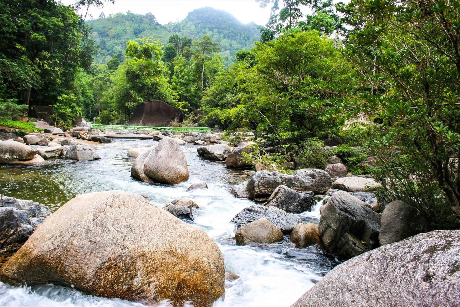 stor sten sten och vattenfall skönhet natur i söder thailand 2 foto