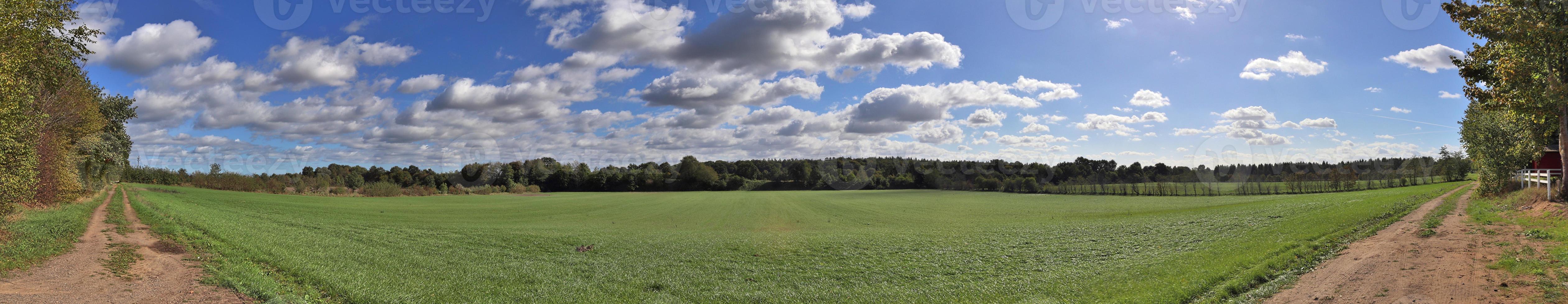 vackert högupplöst panorama av ett nordeuropeiskt landslandskap med fält och grönt gräs foto