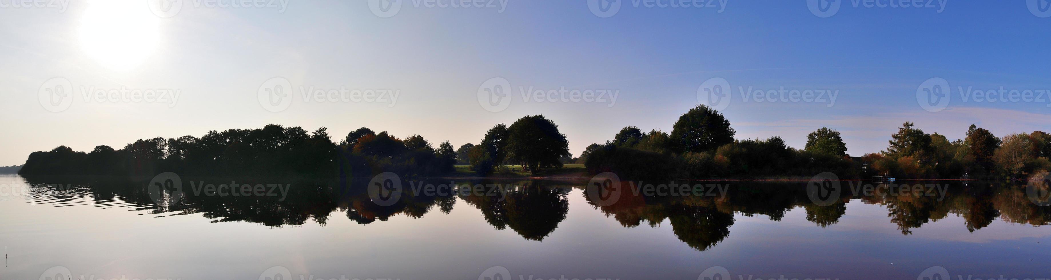 vackert högupplöst panorama av ett nordeuropeiskt landslandskap med fält och grönt gräs foto