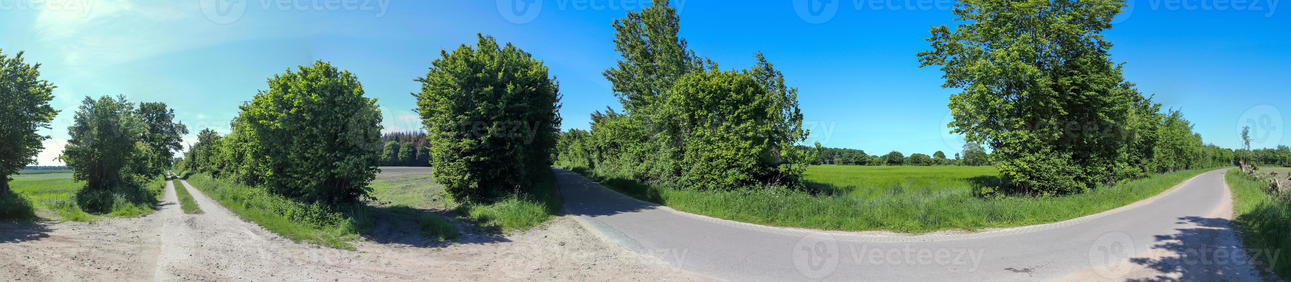 vackert högupplöst panorama av ett landskap med åkrar och grönt gräs som finns i danmark och tyskland. foto