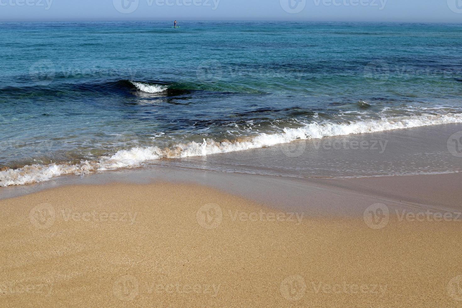 sandig strand på de medelhavs hav i nordlig israel. foto