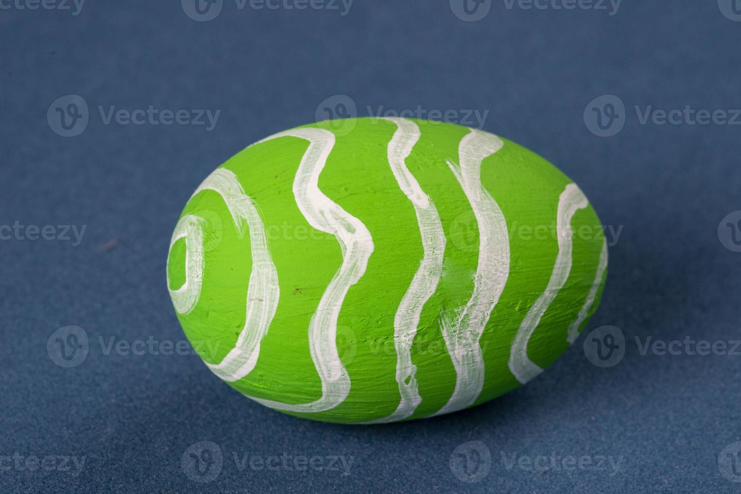 grön påsk ägg med vit cirkel foto