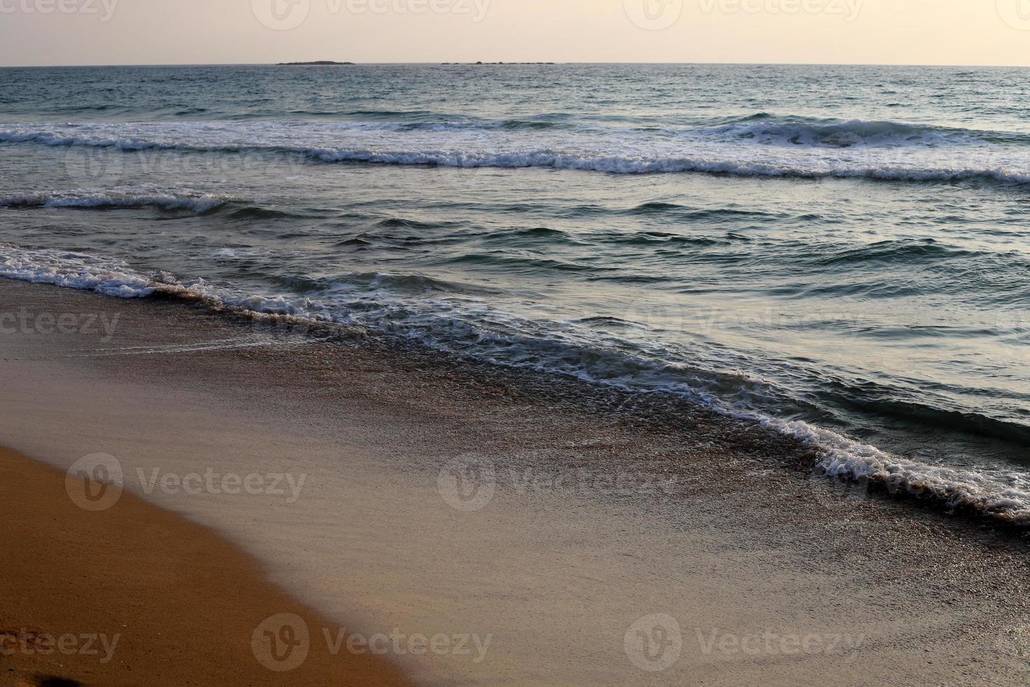 sandig strand på de medelhavs hav i nordlig israel. foto