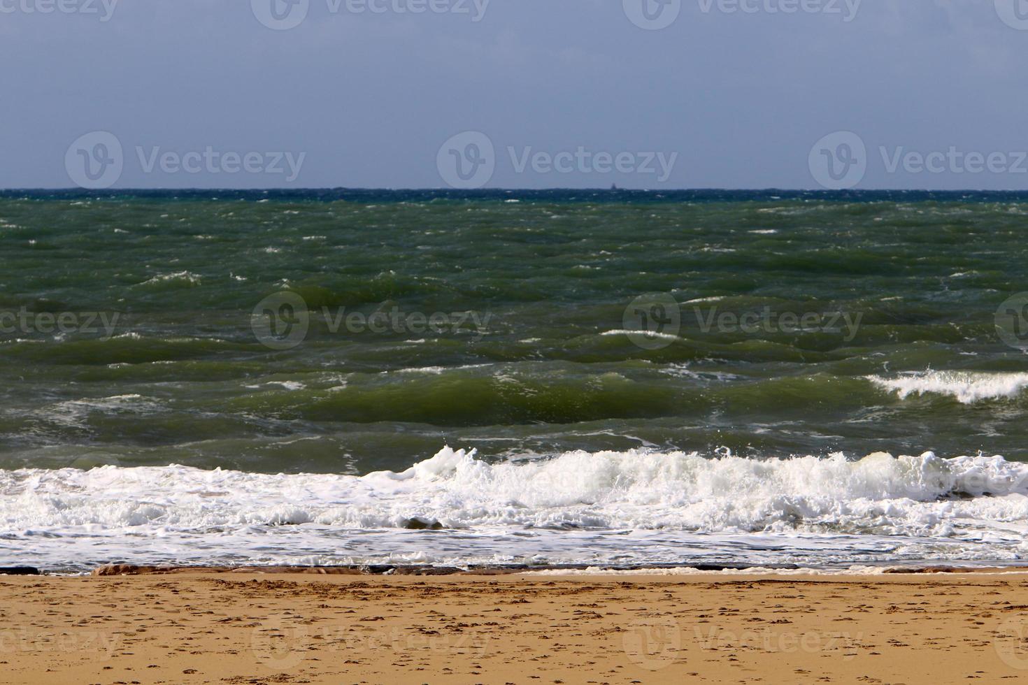 sandig strand på de medelhavs hav i nordlig israel. foto