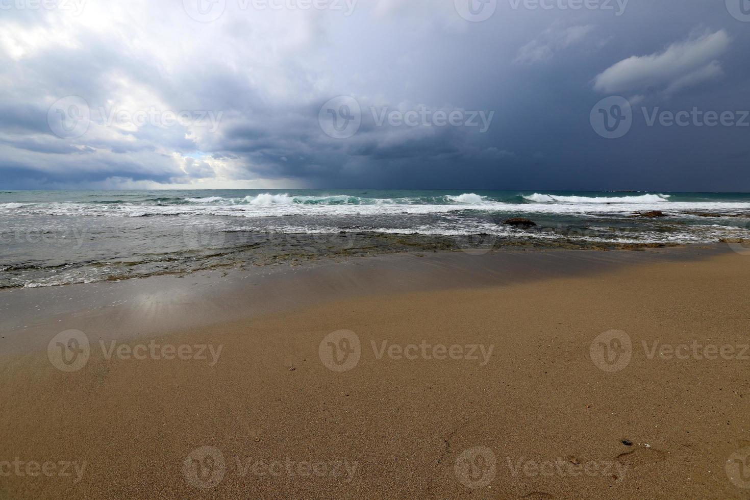 sandig strand på de medelhavs hav i nordlig israel. foto