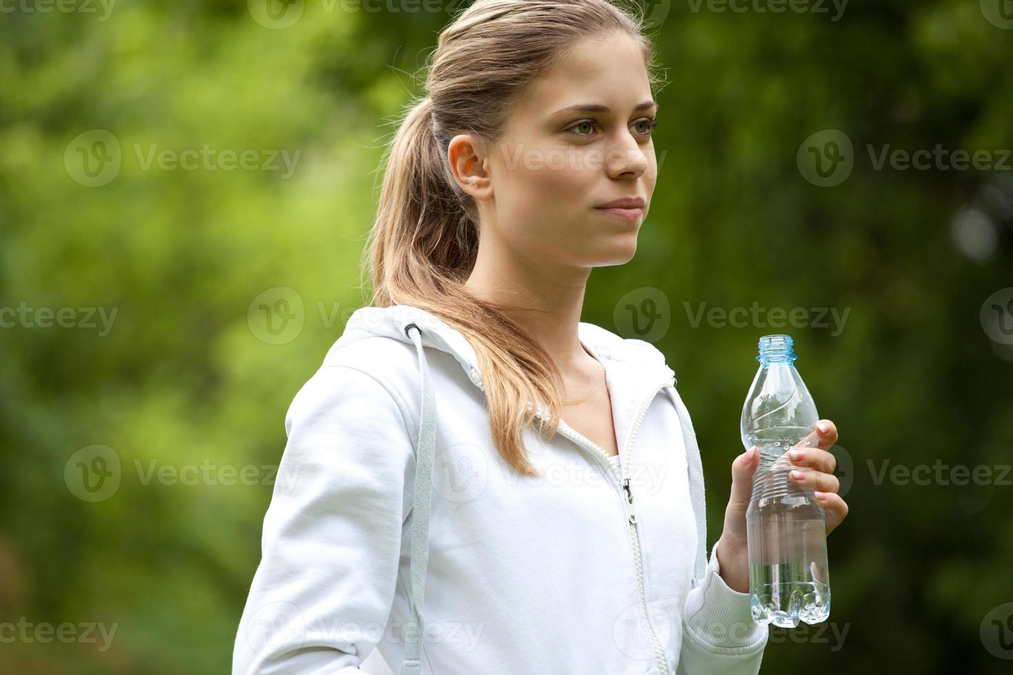 ung kvinna vilar efter jogging foto