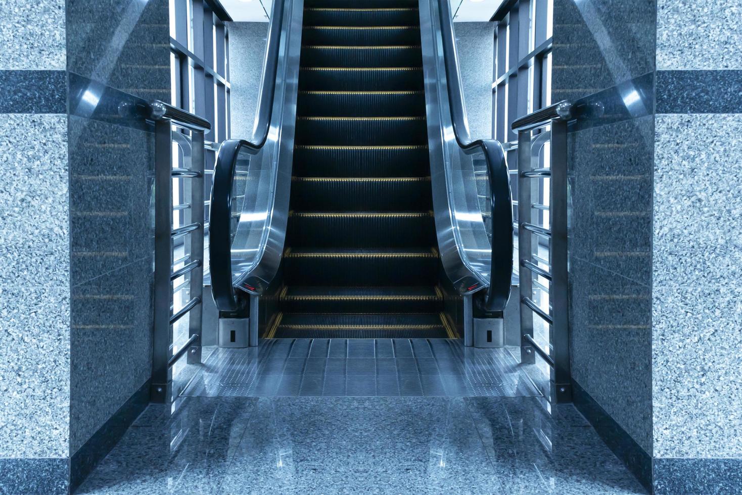 tömma rulltrappa trappa i handla köpcenter foto