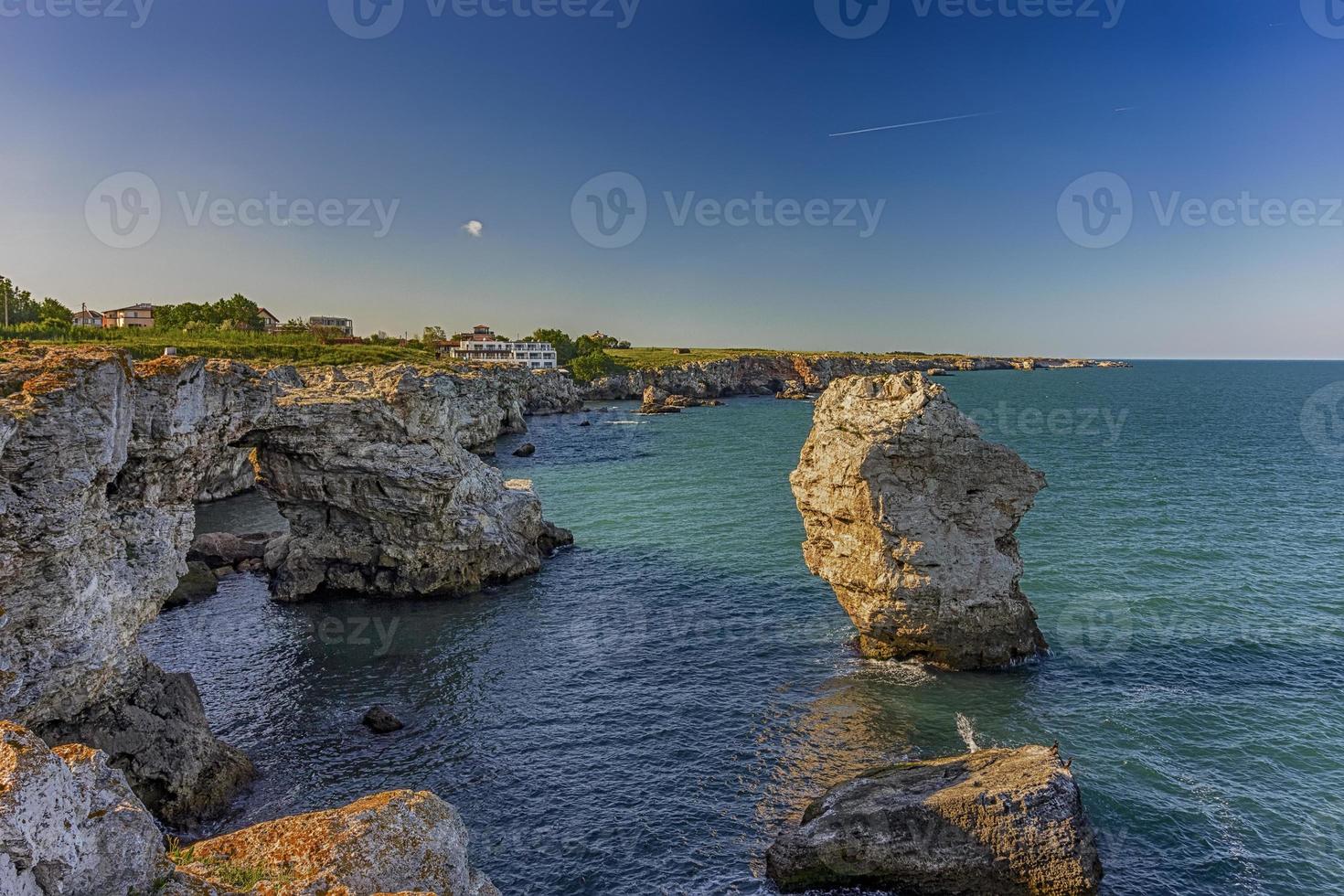 han skön klippor med grottor nära tyulenovo by, bulgarian norr svart hav kusten skön klippor med grottor nära tyulenovo by, bulgarian norr svart hav kust foto