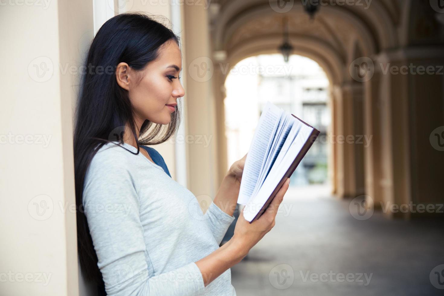 kvinna läser bok utomhus foto