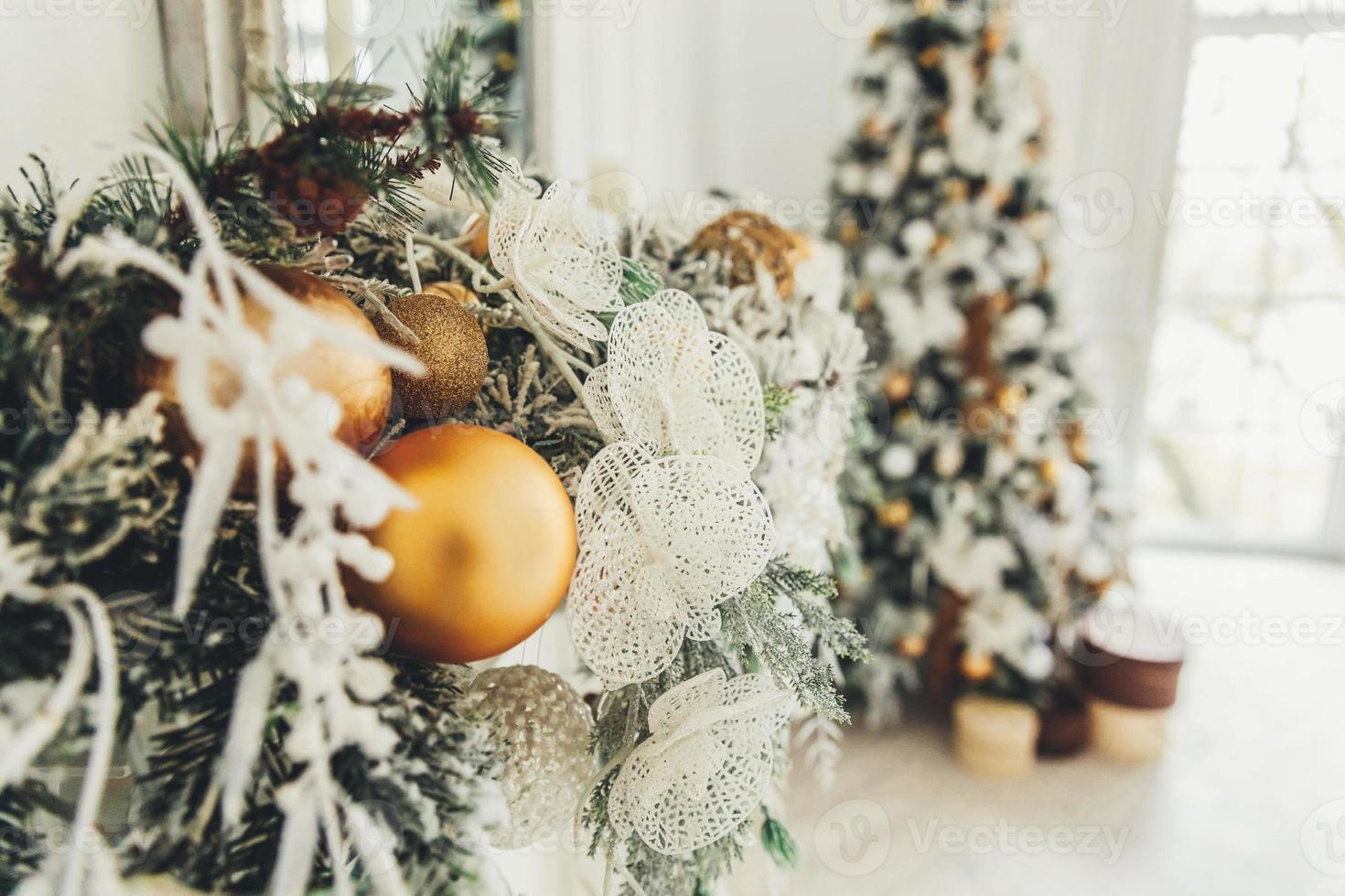 klassisk jul ny år dekorerad interiör rum ny år träd. jul träd med guld dekorationer och gåva lådor. modern vit klassisk stil interiör design lägenhet. jul eve på Hem. foto