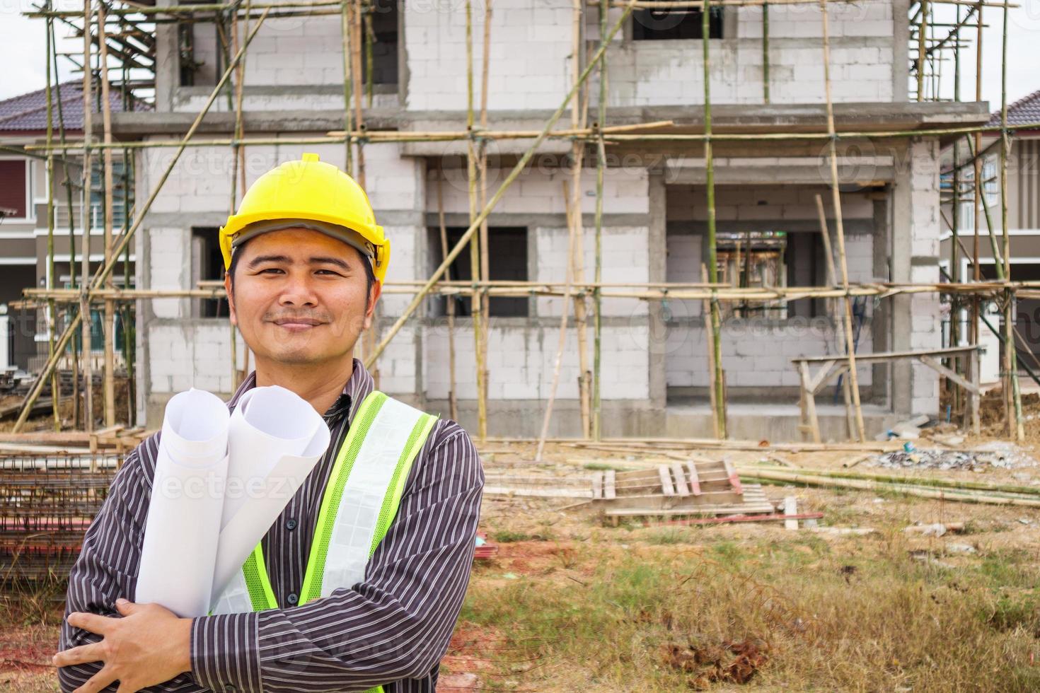 asiatisk affärsman byggnadsingenjör arbetare på husbyggarbetsplatsen foto