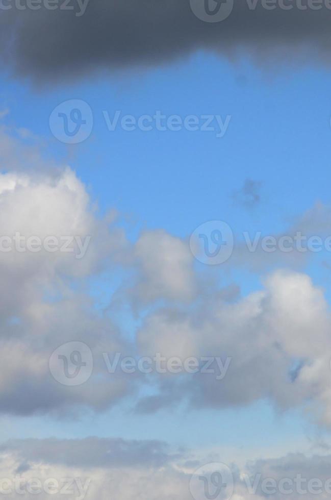 en blå himmel med massor av vit moln av annorlunda storlekar foto