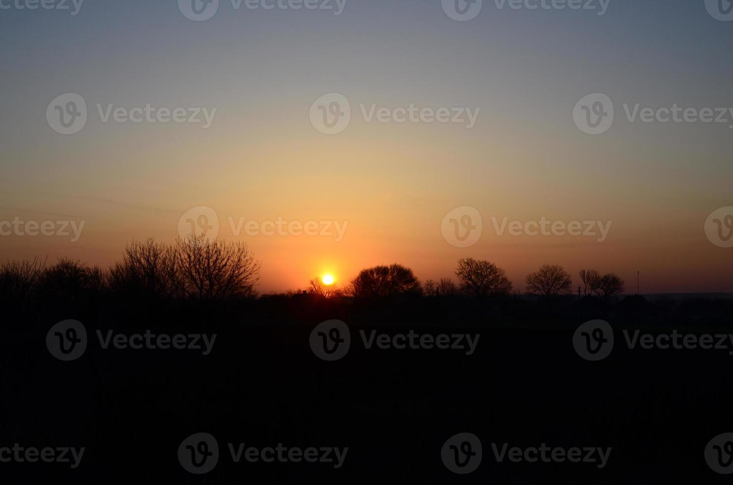gryning i de by. soluppgång i de förorts landskap foto