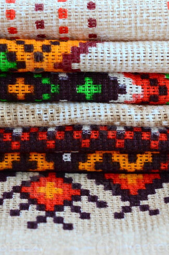 stack av traditionell ukrainska folk konst stickat broderi mönster på textil- tyg foto