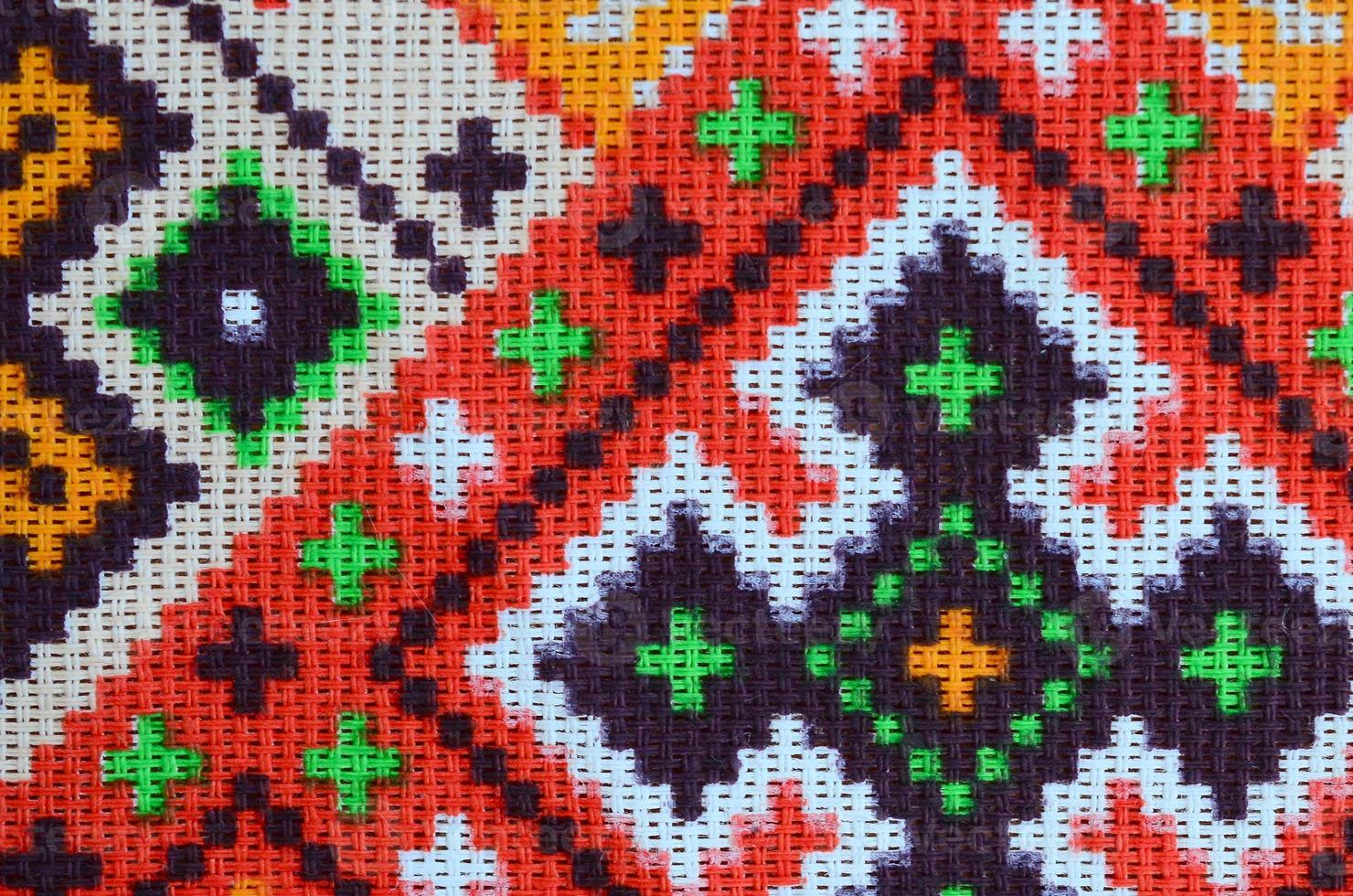 traditionell ukrainska folk konst stickat broderi mönster på textil- tyg foto