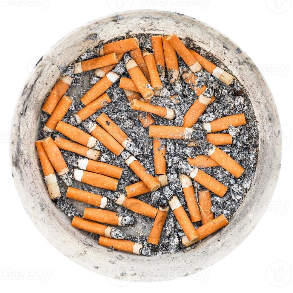 många cigarett slutar i plast askkopp isolerat foto