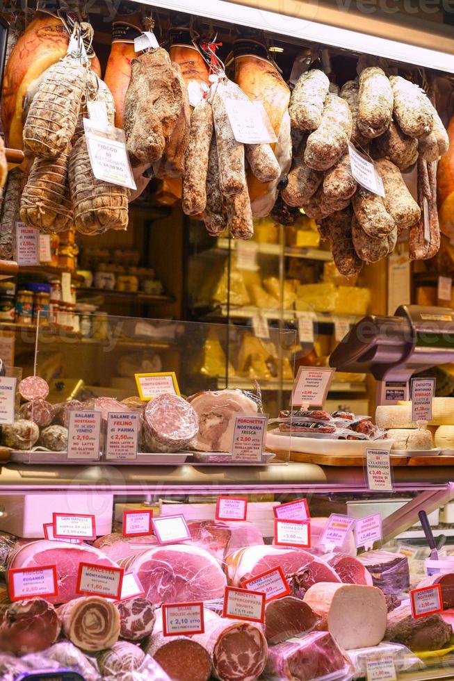 affär med italiensk kött delikatess foto