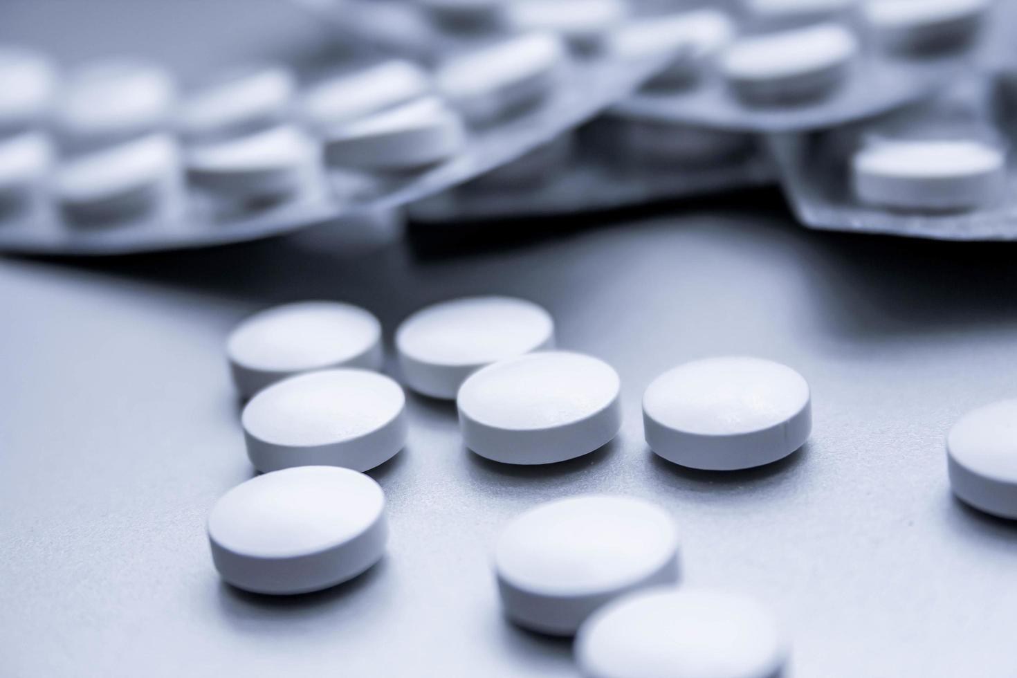 vit medicinsk piller är spridning på de grå tabell. foto