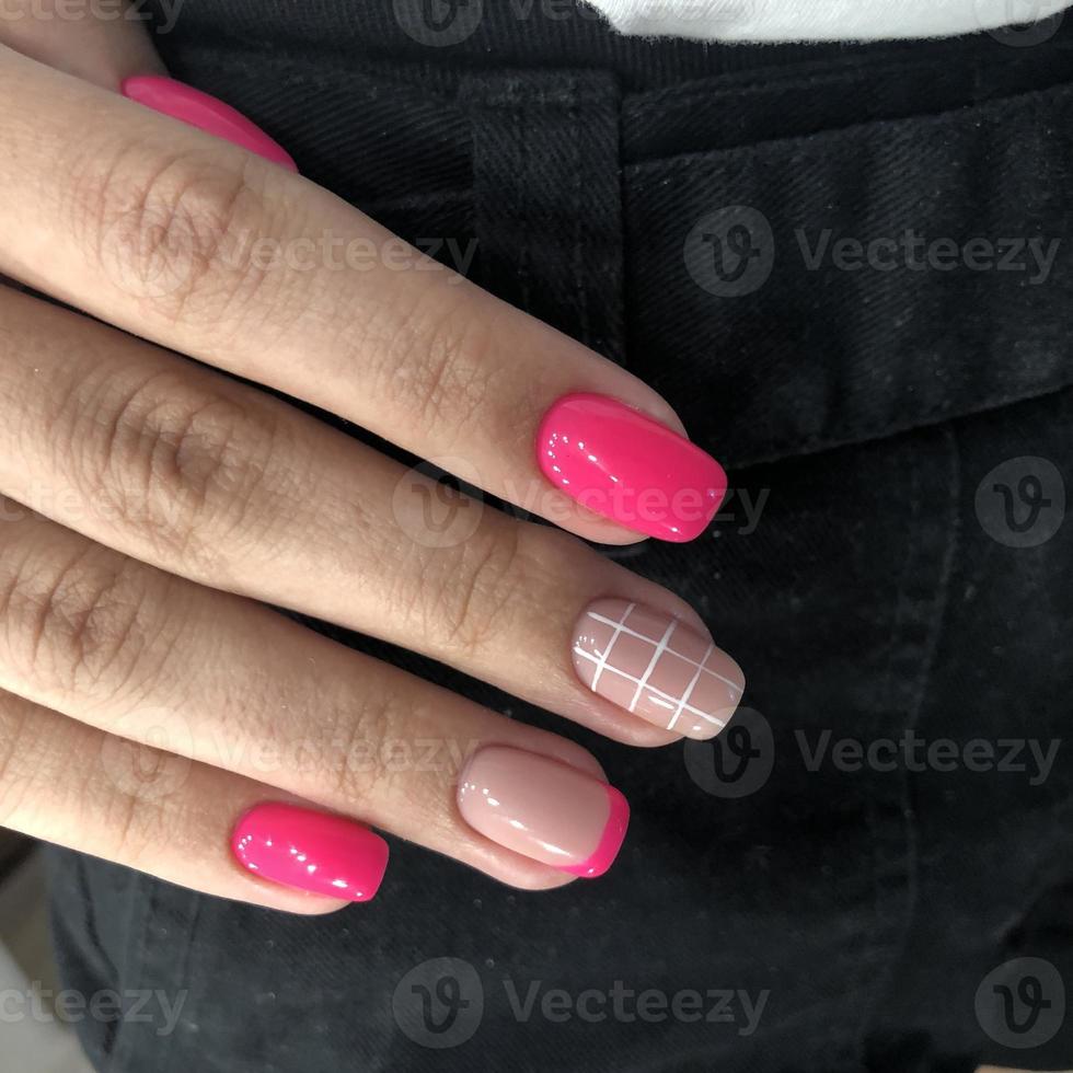 eleganta trendig kvinna rosa manikyr.händer av en kvinna med rosa manikyr på naglar foto