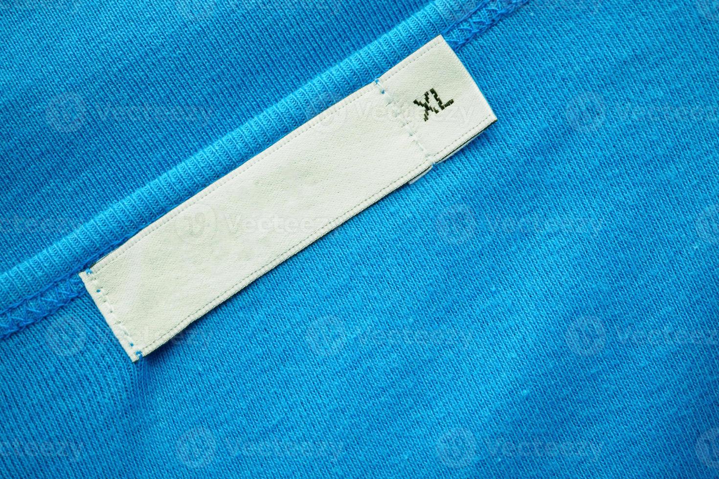 tom vit kläder märka märka med xl storlek på ny blå skjorta foto