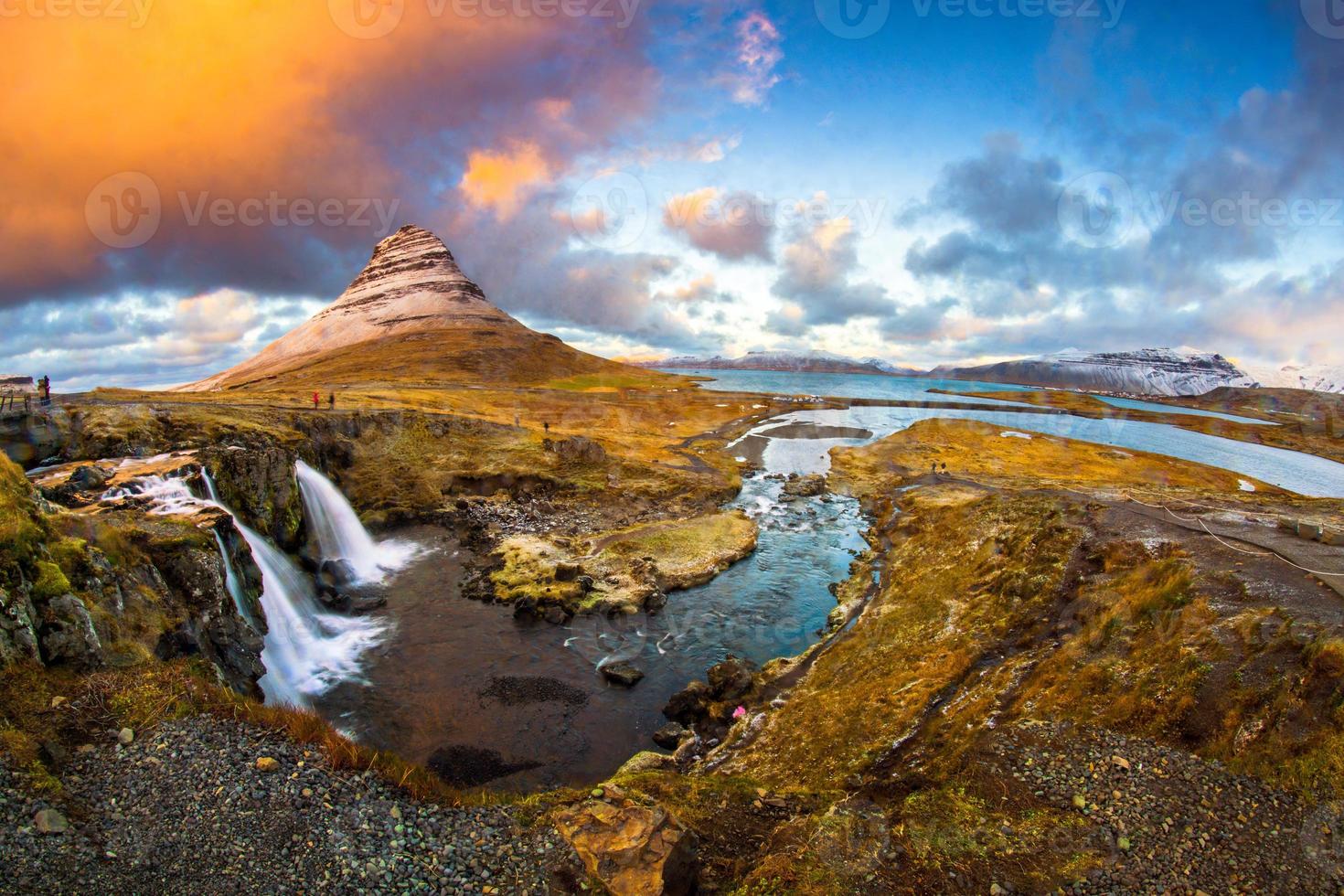 kirkjufell, kyrka berg i isländska, en 463 m hög berg på de norr kust av islands Snaefellsnes halvö, nära de stad av grundarfjordur, island foto