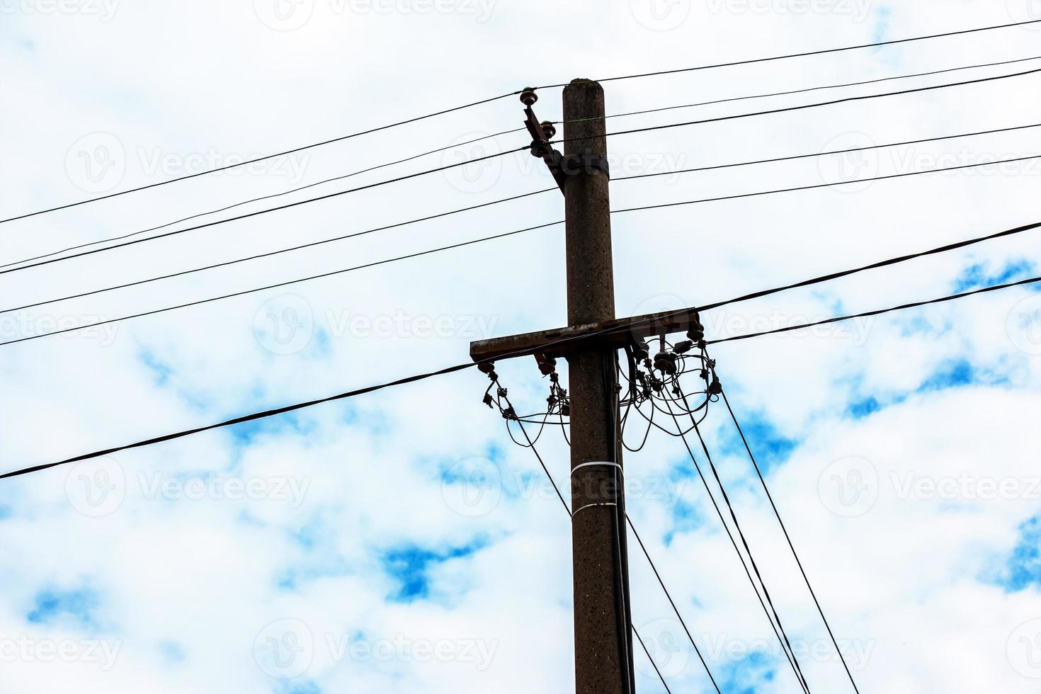 elektrisk Pol kraft rader utgående elektrisk trådar motstånd på moln blå himmel. foto