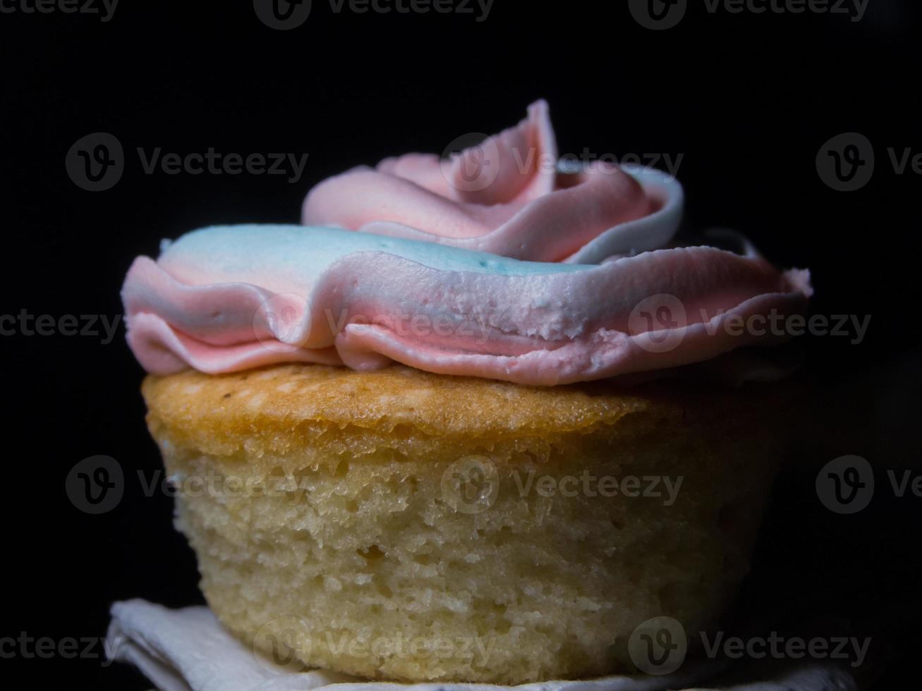 textur av en grädde av en cupcake, svart bakgrund foto