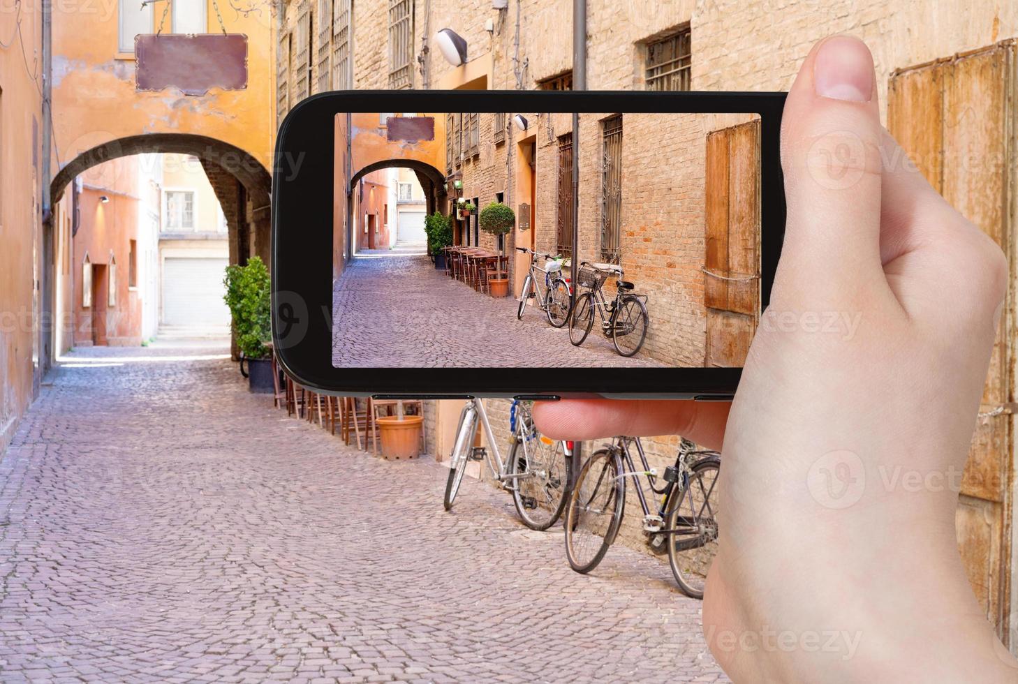 turist tar Foto av italiensk medeltida gata