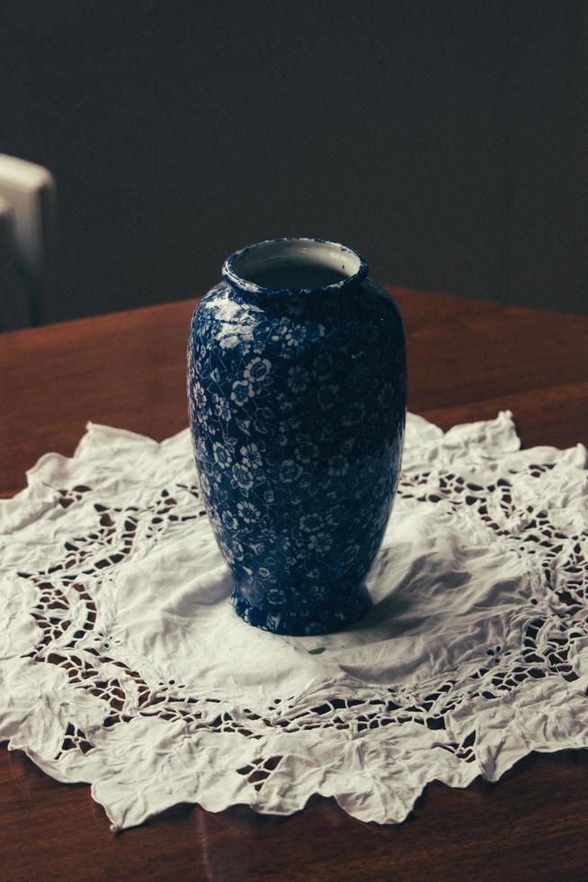 blå och vit blommig keramisk vas foto