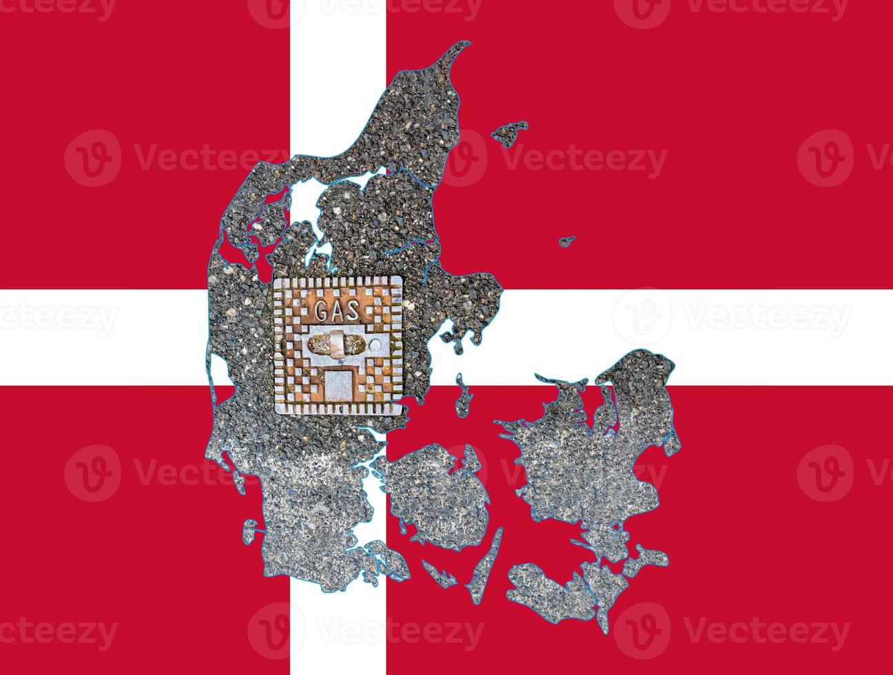 översikt Karta av Danmark med de bild av de nationell flagga. manhål omslag av de gas rörledning systemet inuti de Karta. collage. energi kris. foto