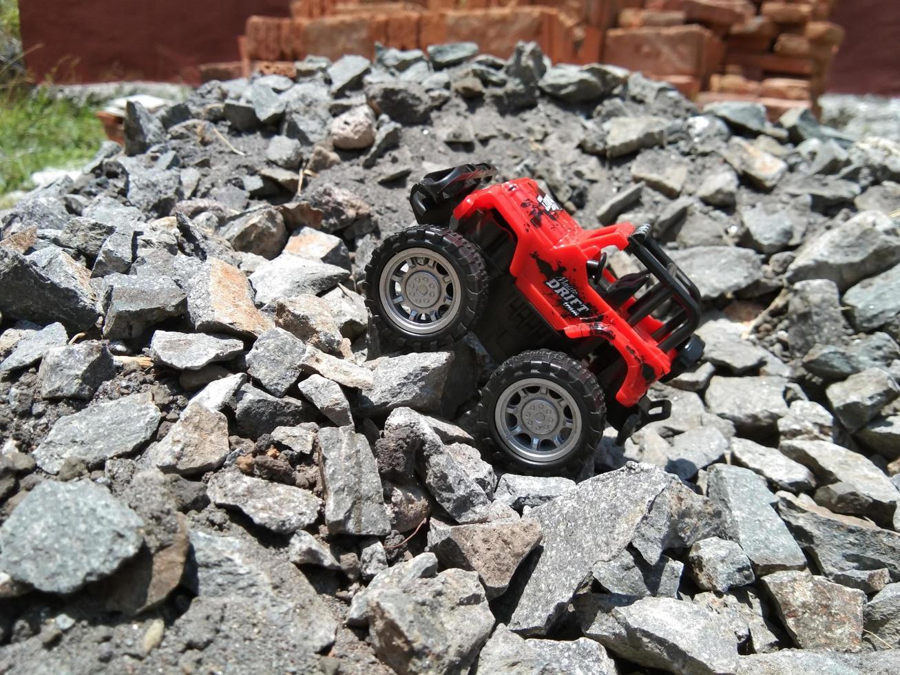 probolinggo, indonesien okt, 02, 2022 miniatyr- röd jeep utomhus och på grus foto