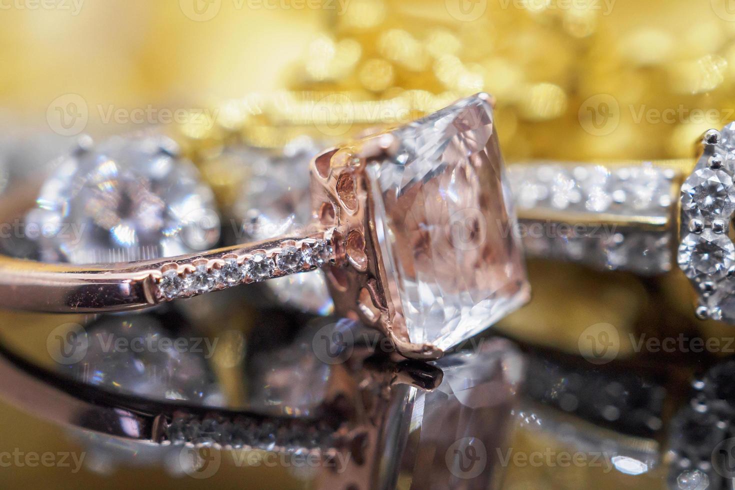 lyx guld Smycken diamant och rosa topas ringar med reflexion på svart bakgrund foto