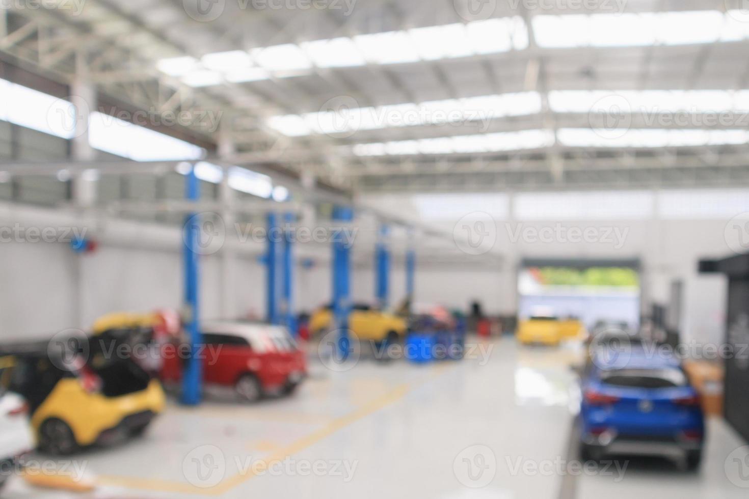 bilservicecenter med auto på reparationsstationen bokeh ljus oskärpa bakgrund foto