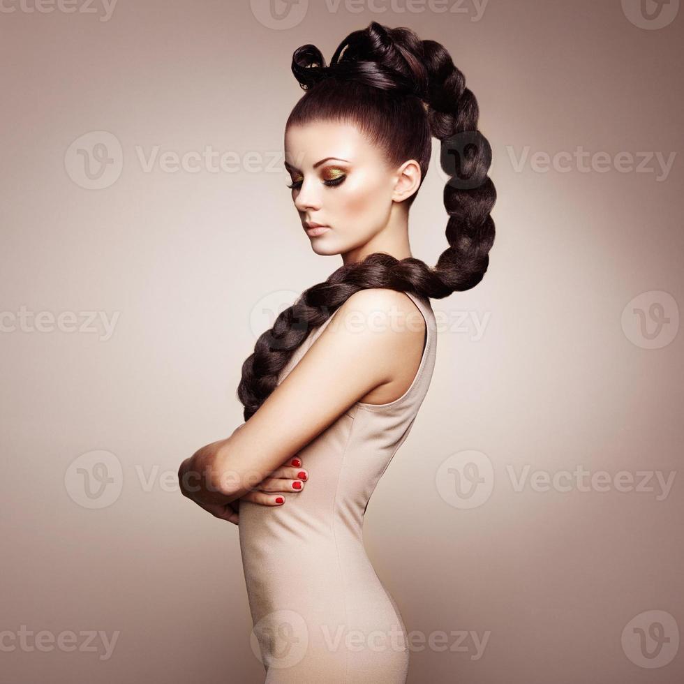 porträtt av vacker sensuell kvinna med elegant frisyr foto