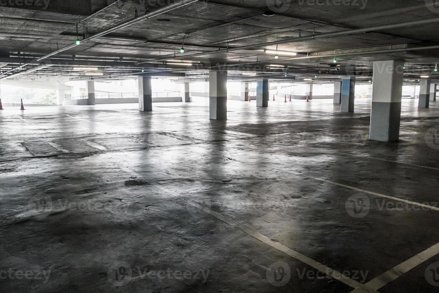 interiör av tom ledig bil parkeringsgarage i varuhus foto