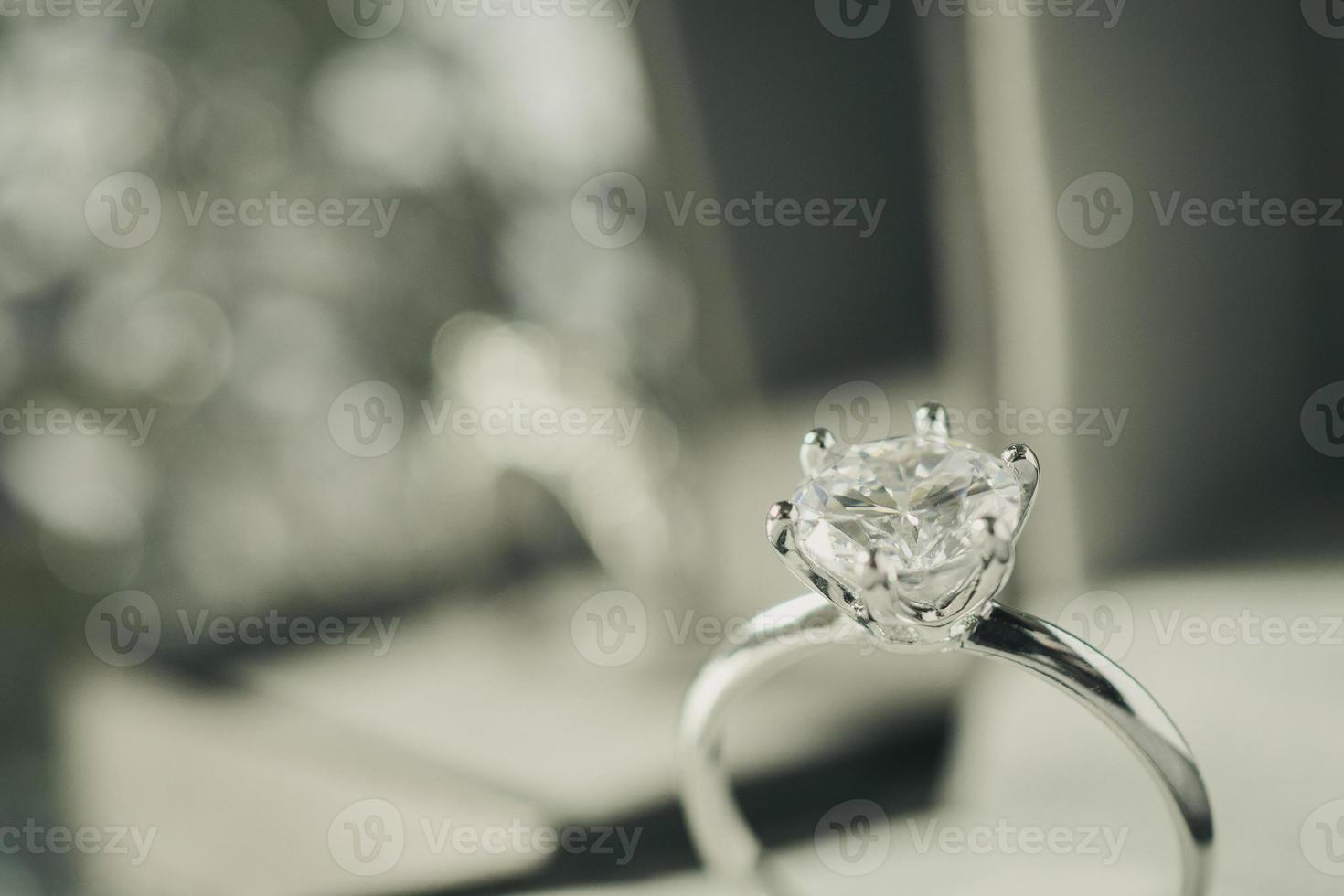lyx engagemang diamant ringa i Smycken gåva låda med bokeh ljus bakgrund foto