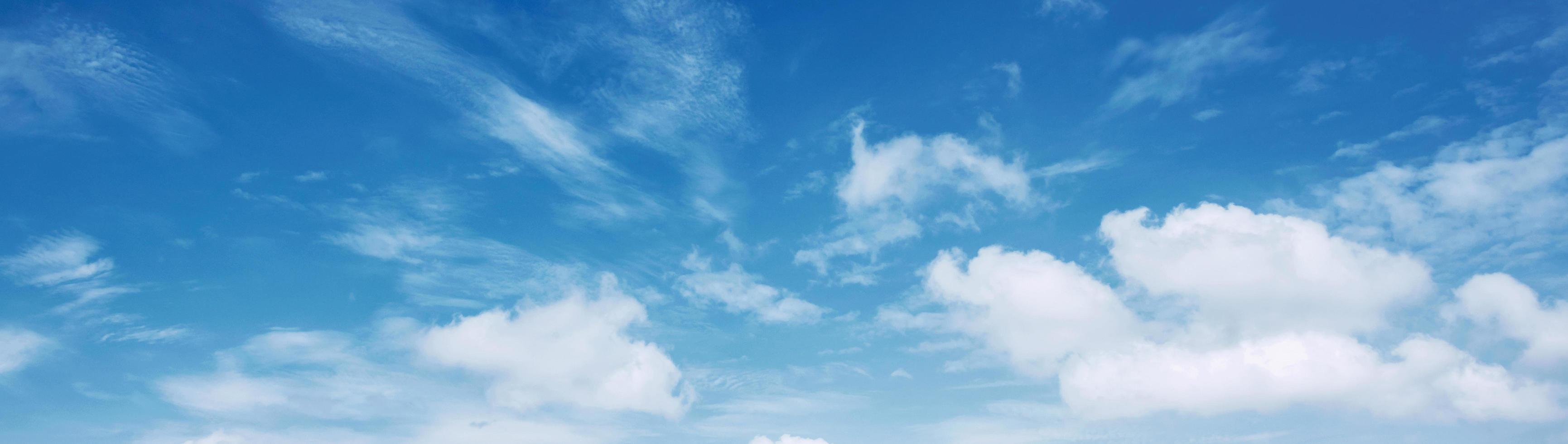 blå himmel med vit moln landskap bakgrund foto