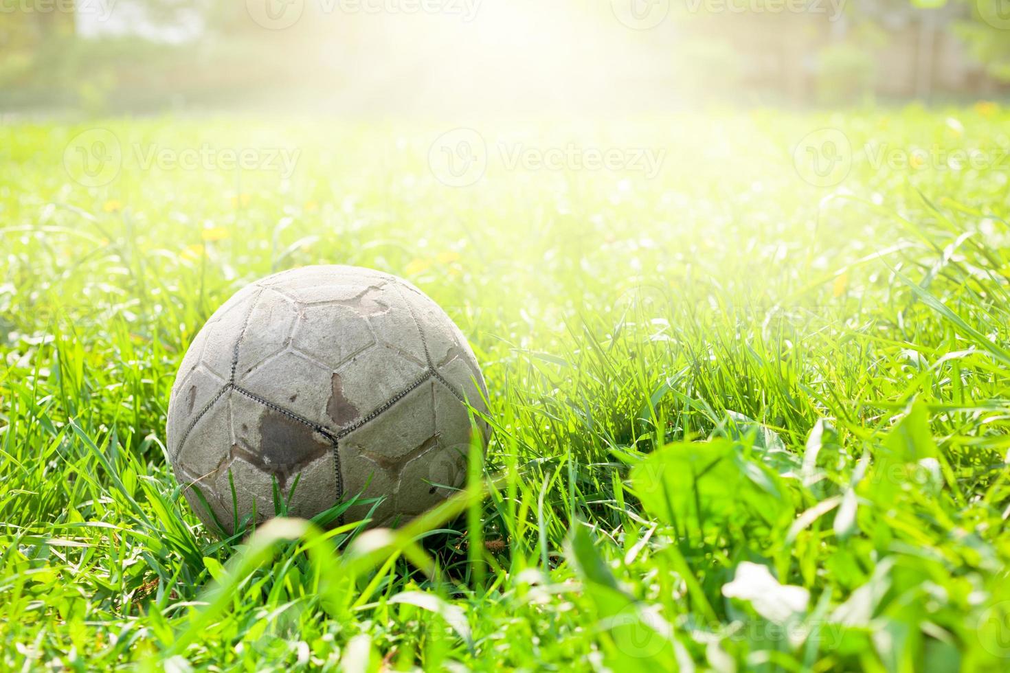 gammal fotboll boll på de grön gräs foto