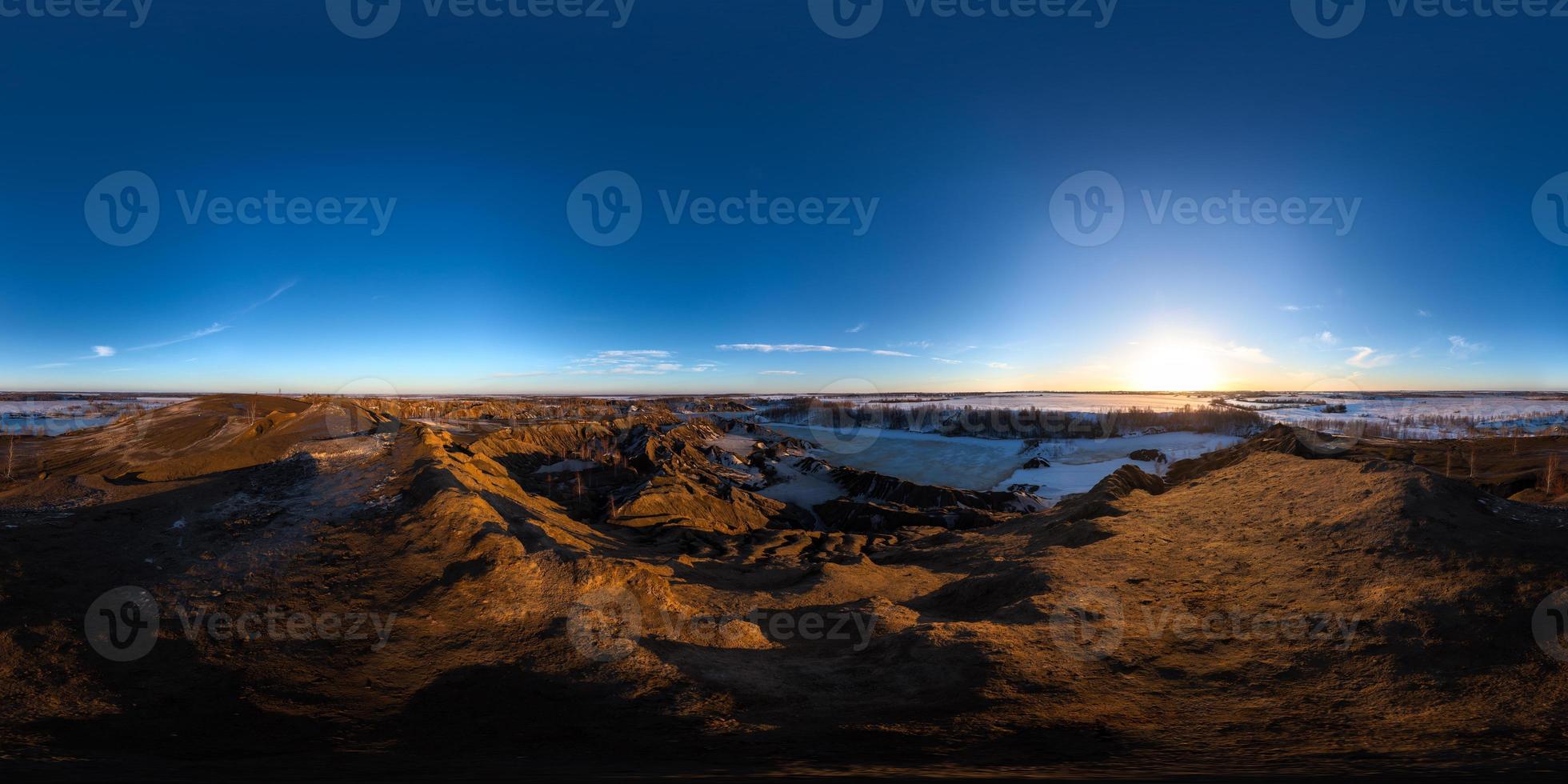 lera kullar stenbrott på kvist solnedgång sfärisk 360 grad panorama i likriktad utsprång foto