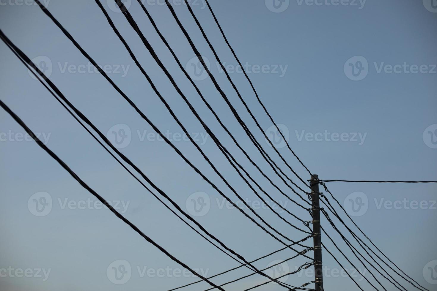 trådar mot himmel. massor av elektrisk ledningar. foto