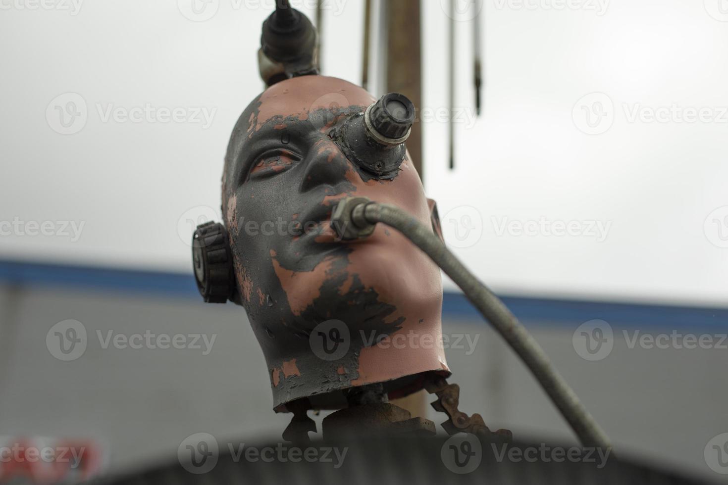 huvud av mannekäng i stil av ånga punk. detaljer byggd in i huvud. skulptur på festival. foto