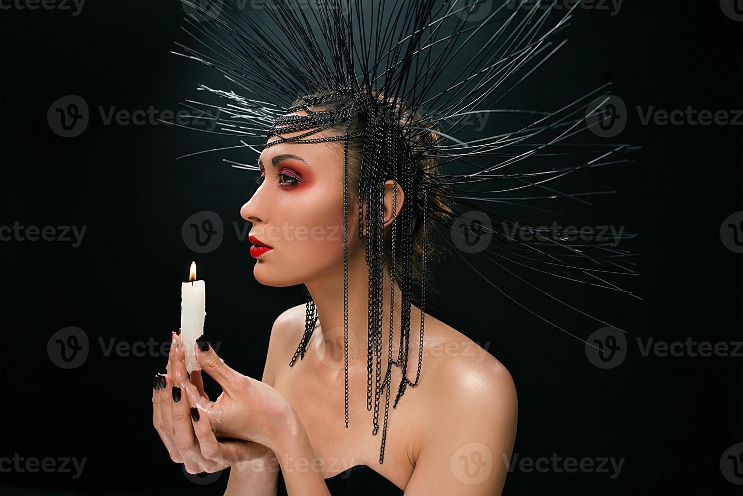 porträtt av ung skön kvinna tycka om häxa med röd mun och svart krona på mörk bakgrund. svart mörk skönhet, halloween begrepp foto