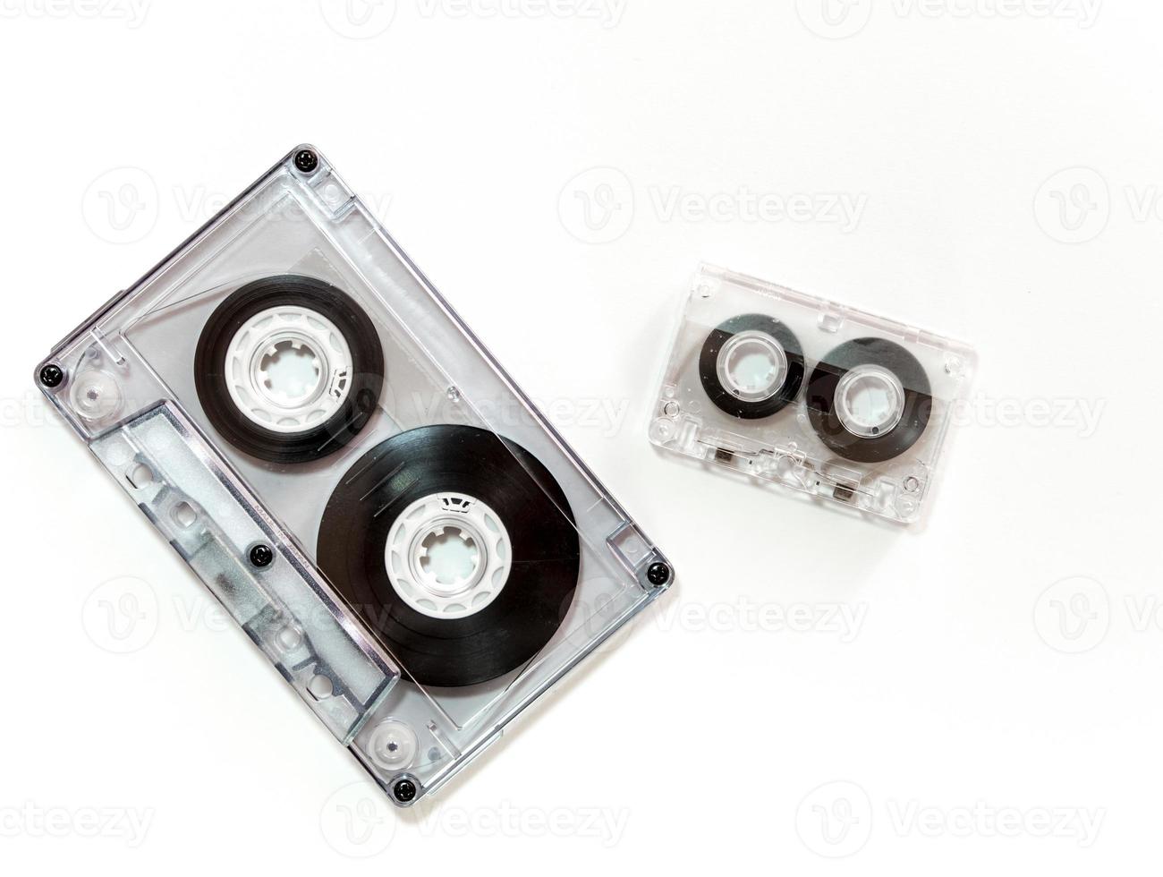 olika storlekar av ljudkassettband isolerade foto