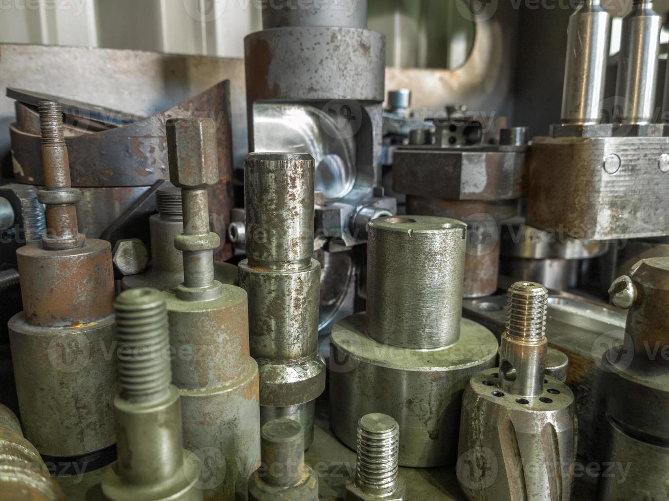 en massa av gammal rostig bearbetning stock innehavare mörk industriell tillbaka foto