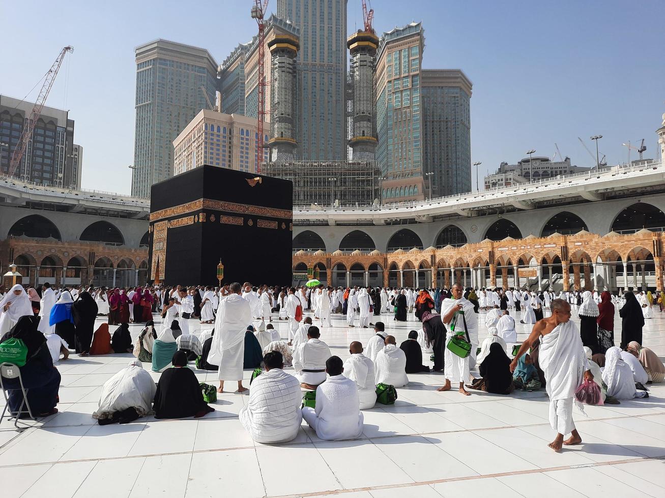 mecka, saudi Arabien, okt 2022 - pilgrimer från Allt över de värld är utför tawaf i masjid al haram i mecka. foto