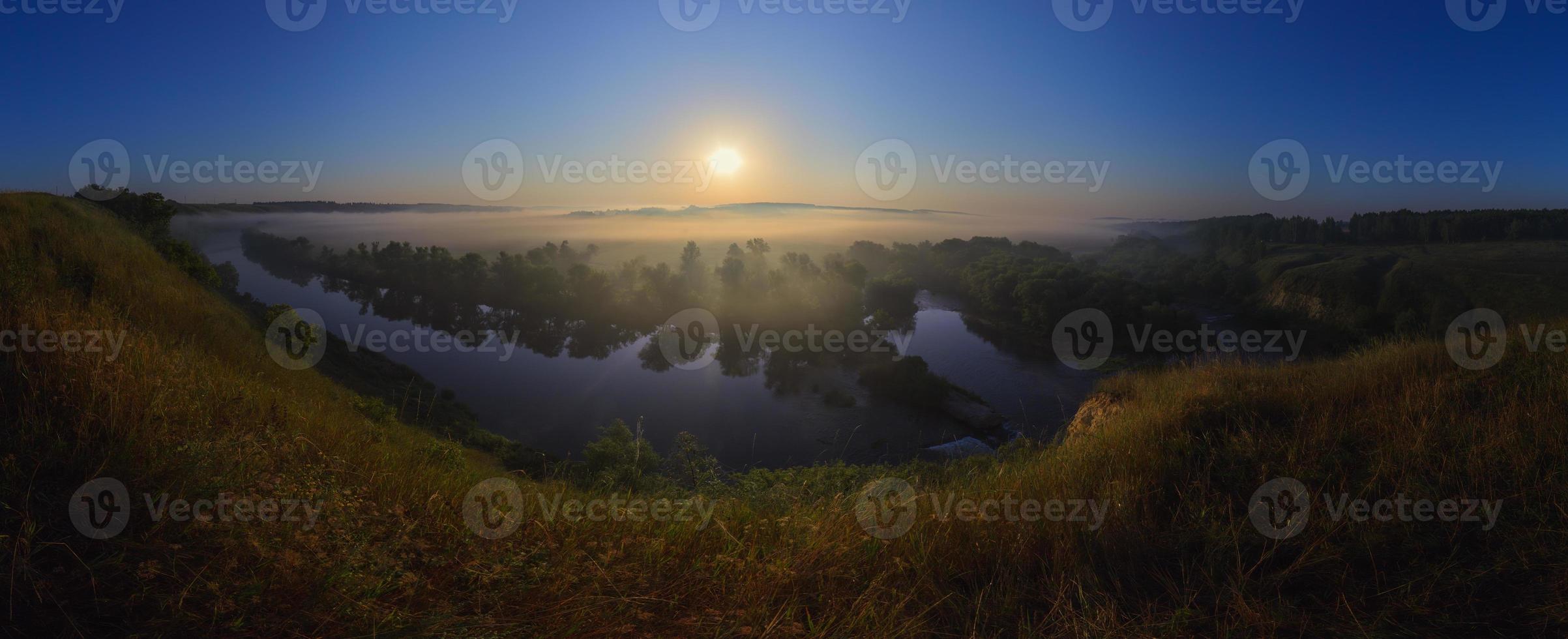 dimmig soluppgång på flod på sommar bred vinkel panorama. foto