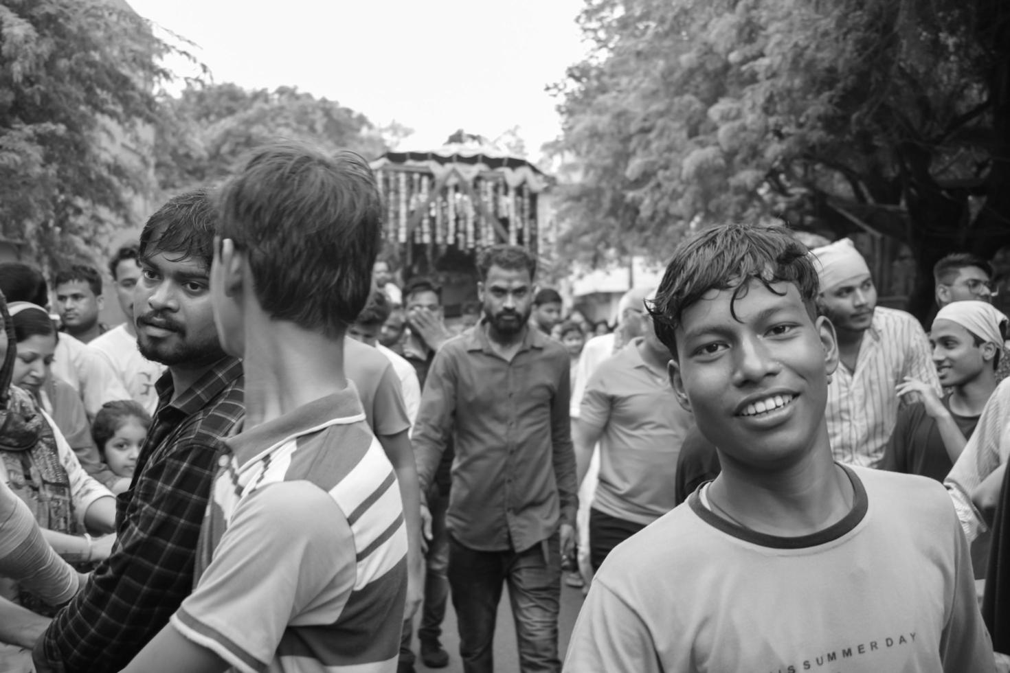 New Delhi, Indien 1 juli 2022 - en enorm samling av anhängare från olika delar av Delhi i samband med Ratha Yatra eller Rathyatra. rath för lord jagannath dras av människor, jagannath rath yatra foto