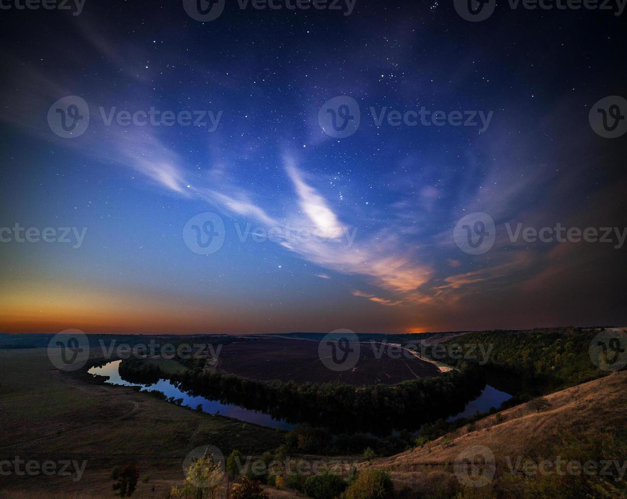 sommar flodstrand landskap på starry natt med lila moln foto