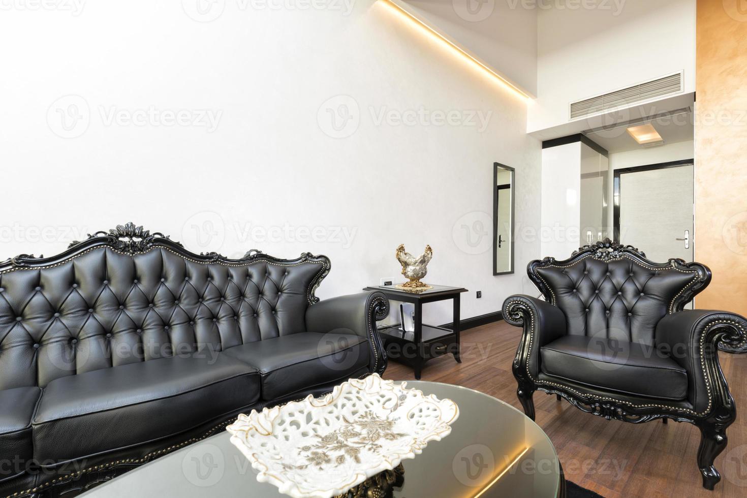 elegant lyxigt vardagsrum med svarta lädermöbler foto
