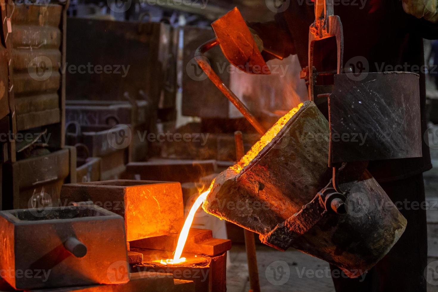 industriell kyla gjutning. de bearbeta av för fyllning ut forma med smält metall. foto